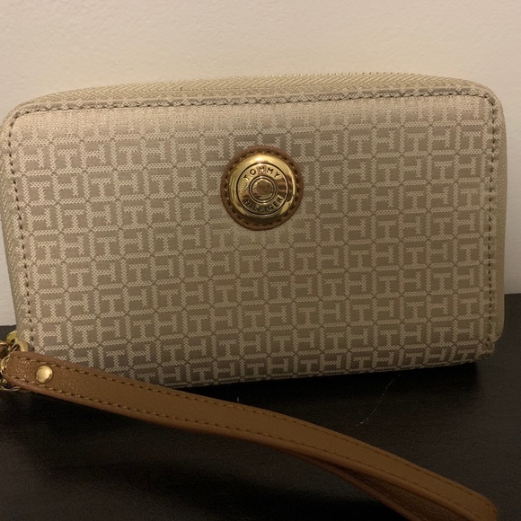 Tommy Hilfiger Wallet - Wristlet. - Picture 1 of 2